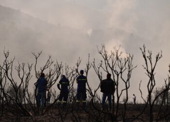 ΦΩΤΙΑ UPDATE – Μάχη με τα μέτωπα σε Αττική, Εύβοια, Κύθηρα, Μεσσηνία και Κρήτη