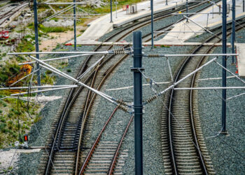 Ολομέλεια της Βουλής: Άρχισε η συζήτηση του νομοσχεδίου για την αναβάθμιση της ασφάλειας των σιδηροδρόμων