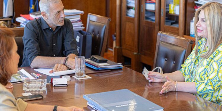 Συνάντηση του Δημάρχου Πειραιά Γ. Μώραλη με την Πρέσβη και Γενική Πρόξενο του Παναμά στην Ελλάδα J. Lymberopulos-Karnakis