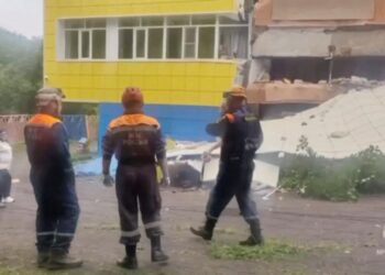 Σεισμός στα ανοικτά της ανατολικής Ρωσίας: Τουλάχιστον 30 αισθητοί μετασεισμοί – Πάνω από 2.700 κάτοικοι στις Κουρίλες νήσους απομακρύνθηκαν εσπευσμένα από τα σπίτια τους λόγω του τσουνάμι