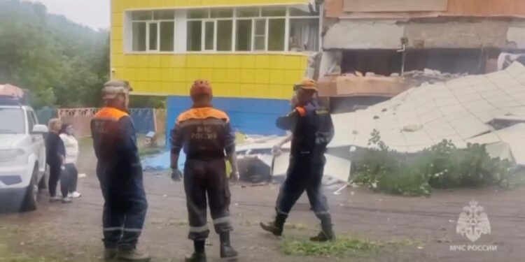 Σεισμός στα ανοικτά της ανατολικής Ρωσίας: Τουλάχιστον 30 αισθητοί μετασεισμοί – Πάνω από 2.700 κάτοικοι στις Κουρίλες νήσους απομακρύνθηκαν εσπευσμένα από τα σπίτια τους λόγω του τσουνάμι