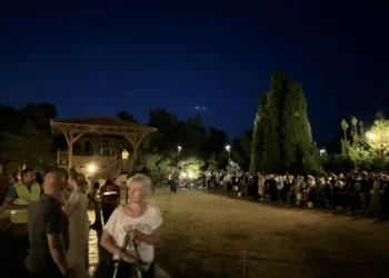 Ουρές χιλιομέτρων για τον Άγιο Παΐσιο στη Σουρωτή – Χιλιάδες προσκυνητές από όλον τον κόσμο (βίντεο)