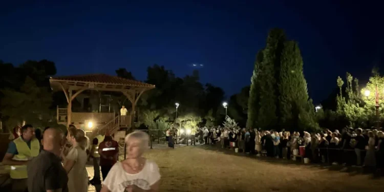 Ουρές χιλιομέτρων για τον Άγιο Παΐσιο στη Σουρωτή – Χιλιάδες προσκυνητές από όλον τον κόσμο (βίντεο)