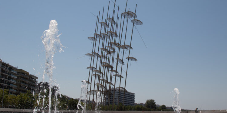 Θεσσαλονίκη: Κλιματιζόμενες αίθουσες, δωρεάν είσοδος σε κολυμβητήρια και μπάνια στη θάλασσα