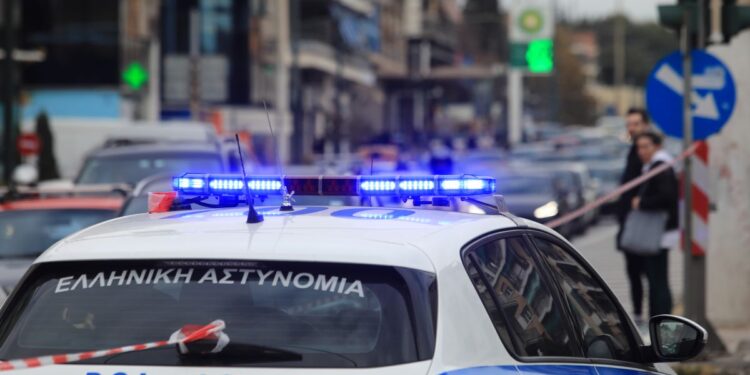 Σύγκρουση λεωφορείου με αυτοκίνητο στην Αχαρνών – Διακοπή κυκλοφορίας λόγω διαρροής λαδιών