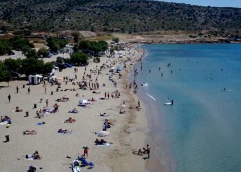 Βουτιά χωρίς… βάρη: Οι 5 πιο οικονομικές παραλίες της Αττικής και πόσο θα σας κοστίσει