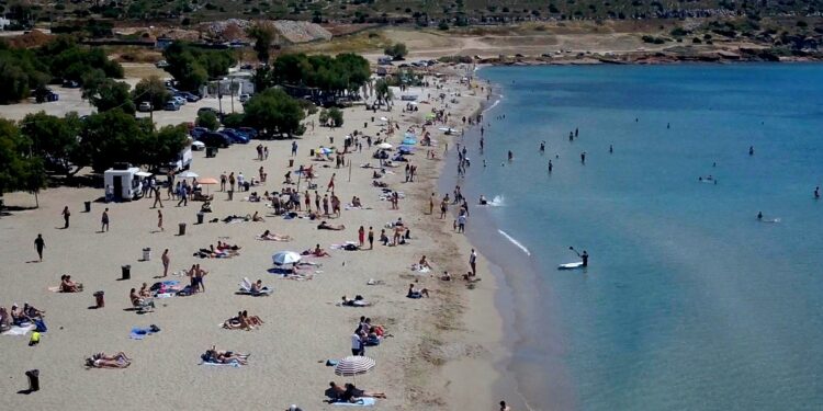 Βουτιά χωρίς… βάρη: Οι 5 πιο οικονομικές παραλίες της Αττικής και πόσο θα σας κοστίσει