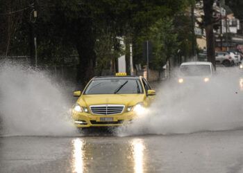 Έρχεται σφοδρή κακοκαιρία: Καταιγίδες, κεραυνοί, χαλάζι και θυελλώδεις άνεμοι σε πολλές περιοχές