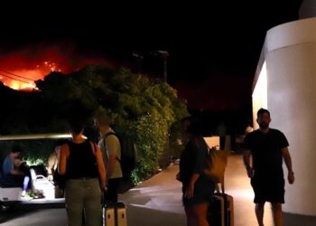 Μάχη με τις φλόγες στην Ιεράπετρα – Απομακρύνθηκαν εκατοντάδες κάτοικοι και επισκέπτες