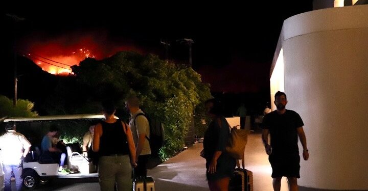 Μάχη με τις φλόγες στην Ιεράπετρα – Απομακρύνθηκαν εκατοντάδες κάτοικοι και επισκέπτες