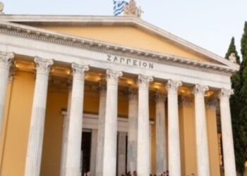 Εύζωνες έσωσαν 67χρονη που αυτοπυρπολήθηκε στην Αίγλη Ζαππείου – Συγχαρητήρια από τον Πρόεδρο της Δημοκρατίας