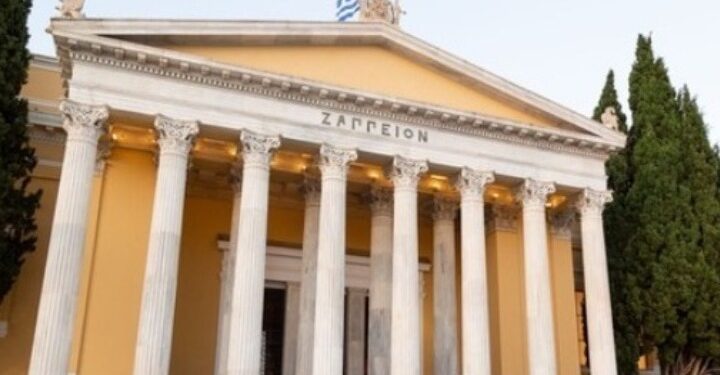 Εύζωνες έσωσαν 67χρονη που αυτοπυρπολήθηκε στην Αίγλη Ζαππείου – Συγχαρητήρια από τον Πρόεδρο της Δημοκρατίας