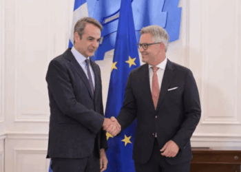 Σε εξέλιξη η συνάντηση Μητσοτάκη με τον Ευρωπαίο Επίτροπο Εσωτερικών Υποθέσεων