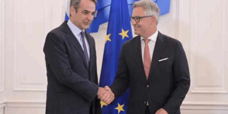 Σε εξέλιξη η συνάντηση Μητσοτάκη με τον Ευρωπαίο Επίτροπο Εσωτερικών Υποθέσεων
