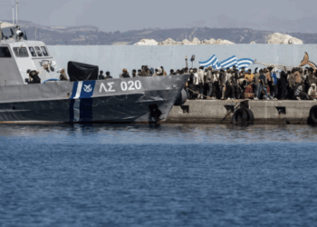 Στο Λαύριο το πλοίο με τους 520 μετανάστες από την Κρήτη – Οδηγούνται στη δομή της Μαλακάσας