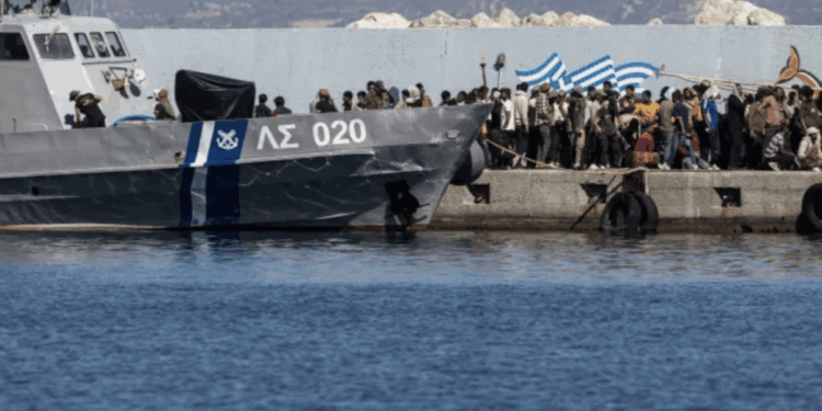 Στο Λαύριο το πλοίο με τους 520 μετανάστες από την Κρήτη – Οδηγούνται στη δομή της Μαλακάσας