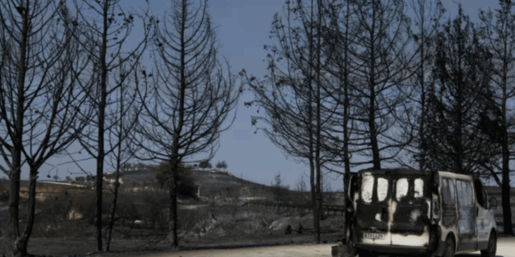 Κύπρος: Σε ύφεση η φωτιά στη Λεμεσό – Καίει για τρίτη μέρα, σε επιφυλακή για αναζωπυρώσεις