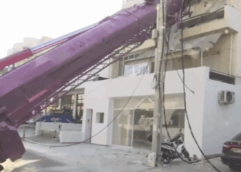 Γερανοφόρο έπεσε σε σπίτι στο Περιστέρι