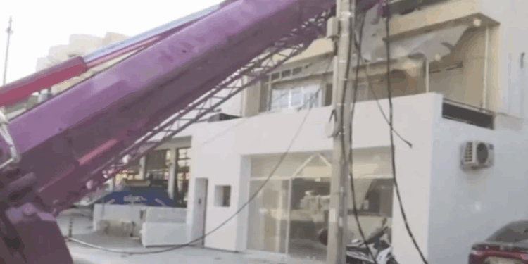 Γερανοφόρο έπεσε σε σπίτι στο Περιστέρι