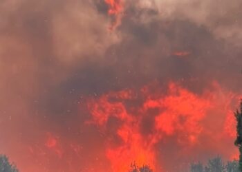 Διάσπαρτες εστίες στην Πάτρα, σε ύφεση οι πυρκαγιές σε Χίο και Πρέβεζα -Πού έχει φωτιά τώρα – Live χάρτης