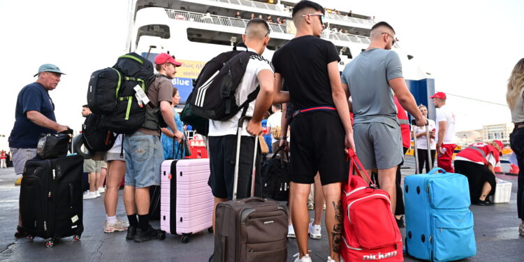 Μποφόρ, κίνηση και βαλίτσες: Ξεκίνησε η μεγάλη έξοδος του Αυγούστου