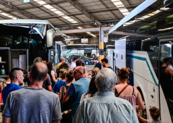 Έξοδος Αυγούστου: Γεμάτα τα ΚΤΕΛ, αυξημένη κίνηση στις λεωφόρους της Αθήνας