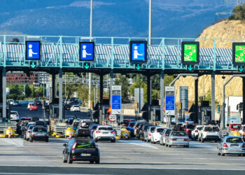 Χιλιάδες αδειούχοι επιστρέφουν -Αυξημένη κίνηση σε λιμάνια, εθνικές οδούς και αεροδρόμια