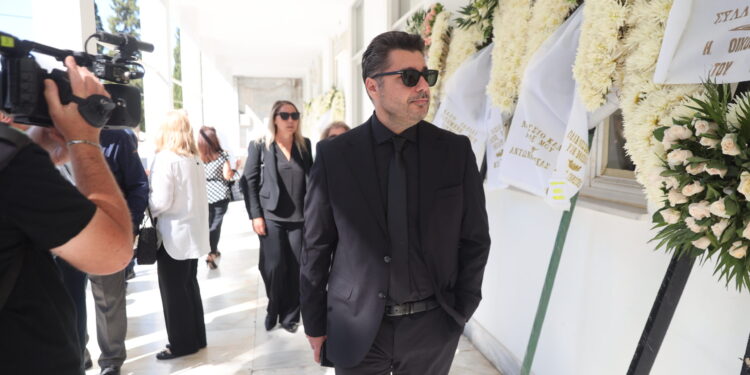 Το τελευταίο αντίο στον Δημήτρη Κωνσταντάρα στο Α’ Νεκροταφείο- ΦΩΤΟ