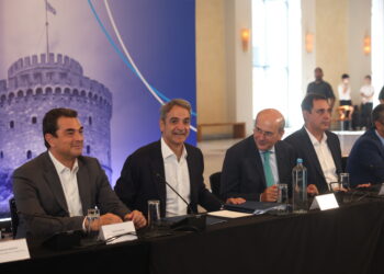 Μπαράζ επαφών Μητσοτάκη στη Θεσσαλονίκη ενόψει ΔΕΘ – Συναντήσεις με βουλευτές και φορείς, παρών σχεδόν όλο το υπουργικό