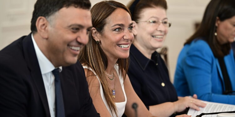 Πρώτο υπουργικό συμβούλιο μετά τις διακοπές – Χαμόγελα, συζητήσεις και… μπλε φάκελοι στο Μαξίμου-ΦΩΤΟ