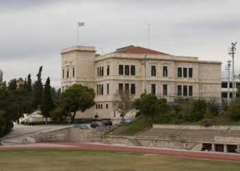 Πειραιάς: Γυναίκα ανασύρθηκε χωρίς τις αισθήσεις της από τη θάλασσα έξω από τη Σχολή Ναυτικών Δοκίμων