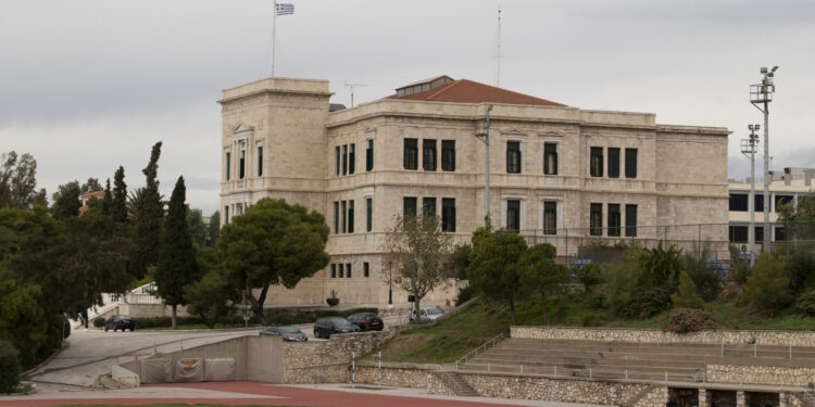 Πειραιάς: Γυναίκα ανασύρθηκε χωρίς τις αισθήσεις της από τη θάλασσα έξω από τη Σχολή Ναυτικών Δοκίμων