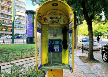 Απομάκρυνση των εγκαταλελειμμένων καρτοτηλεφώνων από τα πεζοδρόμια της Αθήνας