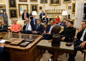 Politico: H νέα στρατηγική της Ευρώπης για να αποκαλύψει τη μπλόφα του Πούτιν – Συνεργασία με τον Τραμπ στο επίκεντρο