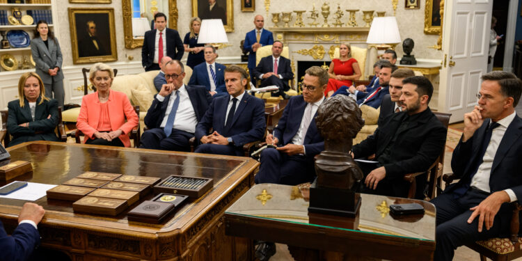 Politico: H νέα στρατηγική της Ευρώπης για να αποκαλύψει τη μπλόφα του Πούτιν – Συνεργασία με τον Τραμπ στο επίκεντρο