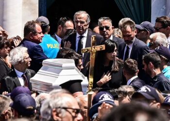 Πλήθος κόσμου και βαθιά συγκίνηση στην κηδεία της Λένας Σαμαρά – Ποιοι πολιτικοί παρέστησαν