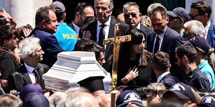 Πλήθος κόσμου και βαθιά συγκίνηση στην κηδεία της Λένας Σαμαρά – Ποιοι πολιτικοί παρέστησαν