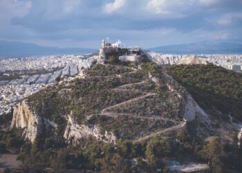 «Κλικ» από τον Λυκαβηττό κατέληξε σε πτώση – Τουρίστας τραυματίστηκε ενώ έβγαζε φωτογραφία