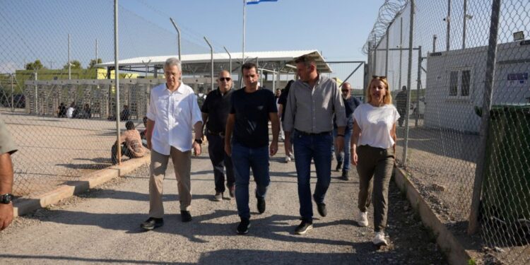 Θ. Πλεύρης από δομές: “Πρέπει από νωρίς να είναι σαφές ότι η παράνομη διαμονή στη χώρα έχει συνέπειες”
