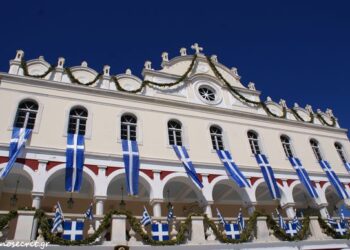 Δεκαπενταύγουστος στην Τήνο – Χιλιάδες πιστοί προσκυνούν την εικόνα της Παναγίας