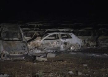 Φωτιά στην Κάτω Αχαΐα: Απίστευτες εικόνες με αμέτρητα καμένα αυτοκίνητα