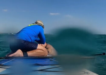 Συγκλονιστική διάσωση στην Επανομή: Άνδρας με SUP έσωσε πατέρα και δύο παιδιά