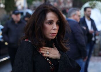 “Έφυγε μέσα στην αγκαλιά μου” – Συγκλονίζει η Βούλα Πατουλίδου, λίγες ημέρες μετά τον θάνατο του συζύγου της