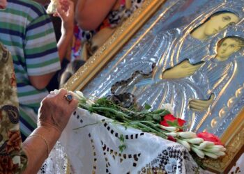 Δεκαπενταύγουστος: Από τα φιδάκια της Παναγίας μέχρι τον Κάτω Χορό – Τα πιο ξεχωριστά έθιμα της Ελλάδας