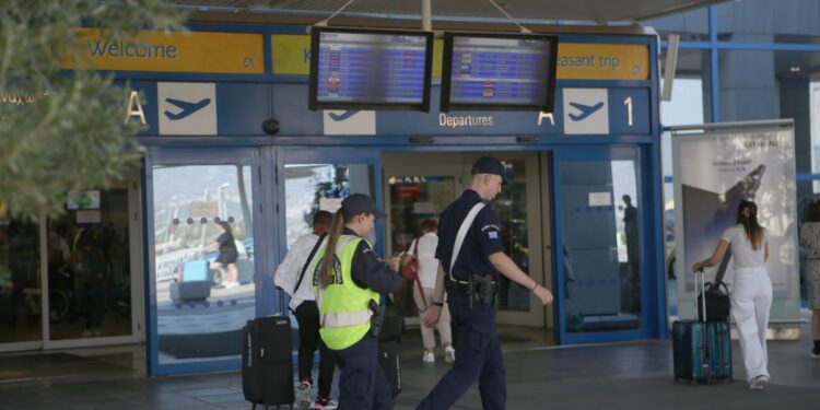 Συνελήφθη στο «Ελ. Βενιζέλος» Αυστραλός καταζητούμενος για υπόθεση ανθρωποκτονίας και εμπρησμού
