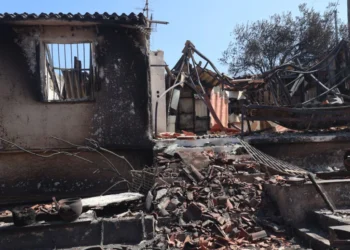 Υπό έλεγχο η πυρκαγιά στην Αν. Αττική: Αποτεφρώθηκαν 40.000 στρέμματα – Ένας νεκρός, σπίτια και αυτοκίνητα έγιναν στάχτη