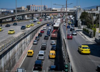Διακοπή κυκλοφορίας στην Αθηνών–Κορίνθου λόγω εκτροπής φορτηγού