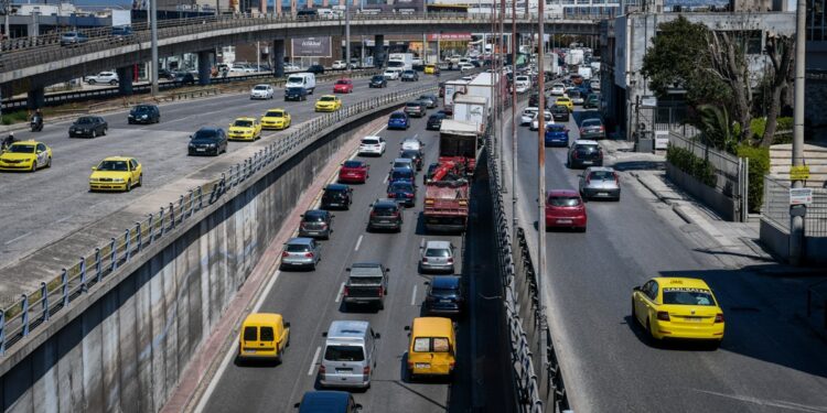 Διακοπή κυκλοφορίας στην Αθηνών–Κορίνθου λόγω εκτροπής φορτηγού
