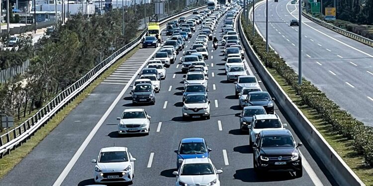 Έκτακτα μέτρα της Τροχαίας και απαγόρευση κίνησης των φορτηγών για την έξοδο του Δεκαπενταύγουστου