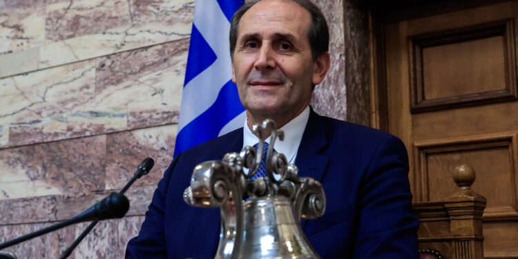 Ανακοπή καρδιάς υπέστη ο Απόστολος Βεσυρόπουλος – Μάχη των γιατρών να τον επαναφέρουν